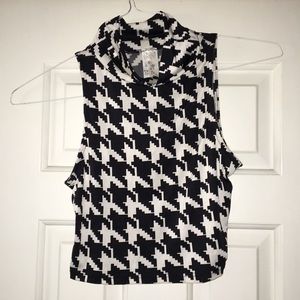 Topia houndstooth. Mock neck sleeveless crop top